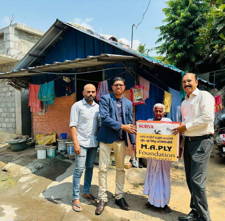 ചുടുകാറ്റിന് കുളിർ കാറ്റായി, സൗജന്യമായി ഫാനുകൾ നൽകി